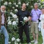 Gruppenfoto vor Rhododendron tinnacriss